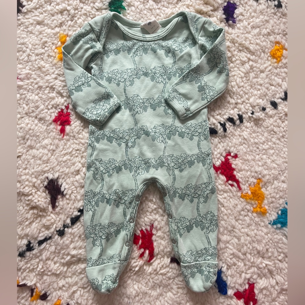 SOLD Kate Quinn 100% Organic Cotton Footie (S 0-3m/3-6m)